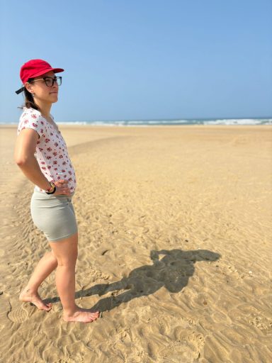 Stephi am Strand, Wellenreiten